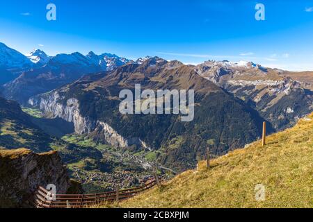 Atemberaubende Luftaufnahme des Lauterbrunnental und Panorama der Schweizer Alpen auf Berner Oberland mit Schilthorn am sonnigen Herbsttag, von Mannlichen, Cant Stockfoto