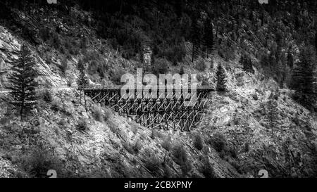 Schwarz-Weiß-Foto einer hölzernen Trestle-Brücke der verlassenen Kettle Valley Railway im Myra Canyon bei Kelowna, British Columbia, Kanada Stockfoto