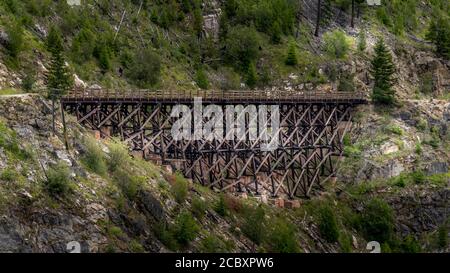 Hölzerne Trestle-Brücke der verlassenen Kettle Valley Railway im Myra Canyon bei Kelowna, British Columbia, Kanada von der anderen Seite des Canyons aus gesehen Stockfoto