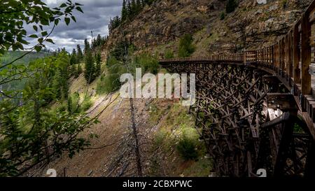 Hölzerne Trestle-Brücke der verlassenen Kettle Valley Railway im Myra Canyon bei Kelowna, British Columbia, Kanada von der anderen Seite des Canyons aus gesehen Stockfoto