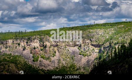 Serie von hölzernen Trestle-Brücken der verlassenen Kettle Valley Railway im Myra Canyon bei Kelowna, British Columbia, Kanada Stockfoto