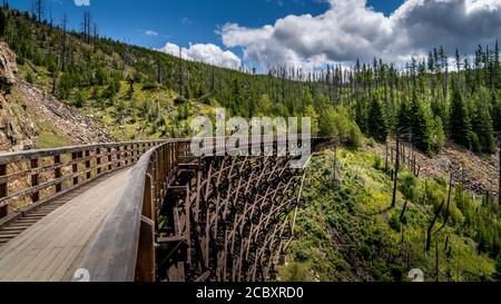 Hölzerne Trestle Brücken der verlassenen Kettle Valley Railway in Myra Canyon bei Kelowna, British Columbia, Kanada Stockfoto