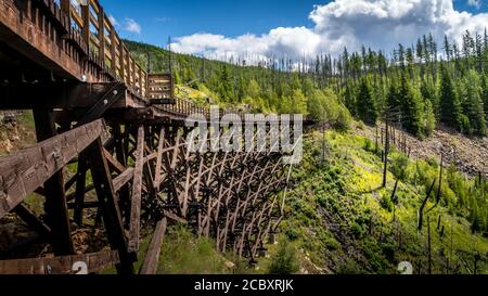 Hölzerne Trestle Brücken der verlassenen Kettle Valley Railway in Myra Canyon bei Kelowna, British Columbia, Kanada Stockfoto