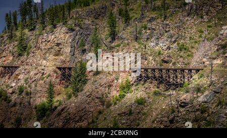 Serie von hölzernen Trestle-Brücken der verlassenen Kettle Valley Railway im Myra Canyon bei Kelowna, British Columbia, Kanada Stockfoto