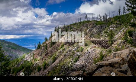 Serie von hölzernen Trestle-Brücken der verlassenen Kettle Valley Railway im Myra Canyon bei Kelowna, British Columbia, Kanada Stockfoto