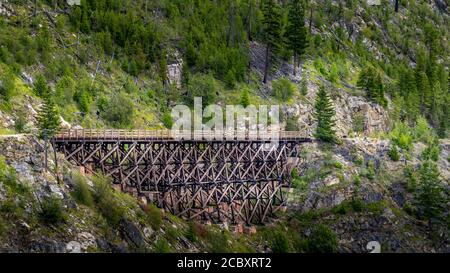 Eine der 18 hölzernen Trestle-Brücken der verlassenen Kettle Valley Railway im Myra Canyon bei Kelowna, British Columbia, Kanada Stockfoto