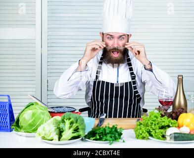 Kerl in professionelle Uniform bereit kochen. Konzept des Chefkochs. Kulinarisch ist spannend. Der Küchenchef ist ein hübscher Hipster. Mach dich fertig. Mann bärtige Koch immer bereit Kochen köstliche Gericht. Koch bei der Arbeit, Beginn der Schicht. Stockfoto
