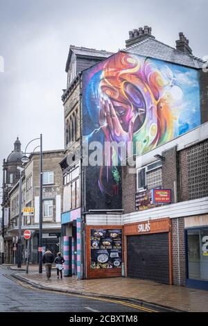 Hidden Voices Bradford, die bunte Street Art auf der John Street zeigt eine weinende Frau, Bradford, West Yorkshire, Großbritannien Stockfoto