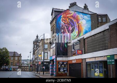 Hidden Voices Bradford, die bunte Street Art auf der John Street zeigt eine weinende Frau, Bradford, West Yorkshire, Großbritannien Stockfoto