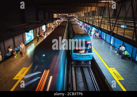 Menschen und Züge am U-Bahnhof in Santiago, der Hauptstadt und größten Stadt in Chile, Südamerika. Stockfoto