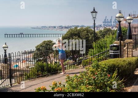 Felixstowe, Suffolk, Großbritannien. Pier und Felixstowe Dock Kräne in der Ferne. Stockfoto