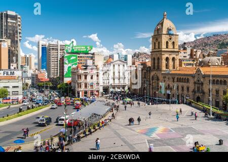 Architektonisches Wahrzeichen San Francisco Kathedrale an der Plaza San Francisco bei Tag in Central La Paz, Bolivien, Südamerika. Stockfoto