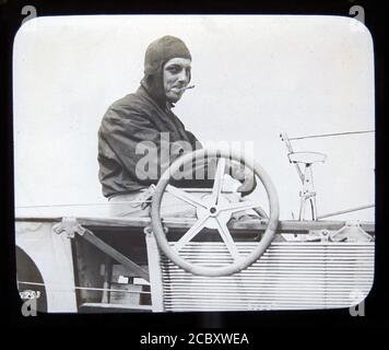 Eine magische Laternenrutsche, die den anglo-französischen Pionier-Flieger Hubert Latham in seinem Antoinette-Eindecker zeigt. Er war der erste, der versuchte, den Ärmelkanal in einem Flugzeug zu überqueren. Aufgrund eines Motorausfalls während seiner ersten von zwei Versuchen, den Kanal zu überqueren, wurde er der erste Mensch, der ein Flugzeug auf einem Gewässer landet. Folie herausgegeben von W. Butcher & Sons, London und datiert um 1914. Stockfoto