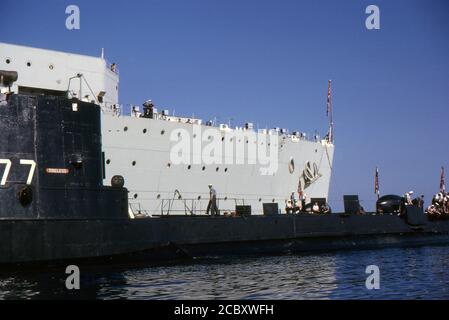 Das U-Boot der Royal Navy T-Klasse, H.M.S. Unermüdlich (S77) neben dem Depotschiff H.M.S. Adamant (A164). August 1962. Stockfoto