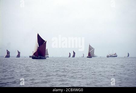 Spritsail manipuliert Themse Segelschiffe im Wettbewerb in der Thames Sailing Barge Match. Anfang der 1960er Jahre. Stockfoto