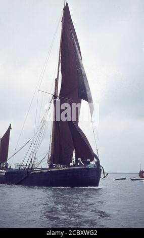 Die Spritzail manipulierte Thames Segelschiff "Memory" Wettbewerb ‘Mder Thames Sailing Barge Match. Anfang der 1960er Jahre. Die 65 Tonnen schwere 'Erinnerung' (Reg. Nr. 113758) wurde 1904 von John & Herbert Cann, Harwich für Fison's die Ipswich Düngemittelfirma gebaut. Sie verbrachte den größten Teil ihres Arbeitslebens zwischen London und Ipswich. Sie wurde von der Sailing Barge Preservation Society im Jahr 1956 gekauft und gewann eine Reihe von Preisen in Barge Spiele. Stockfoto