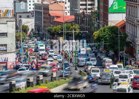 Hauptverkehrszeiten im Zentrum von La Paz, Bolivien, Südamerika. Stockfoto