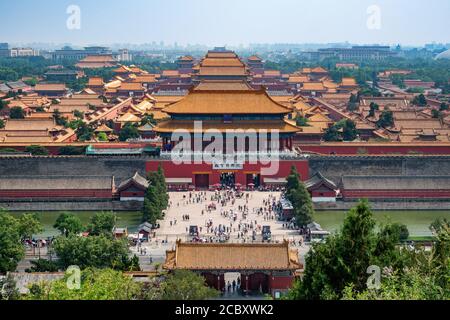 Peking, China, Menschen vor den Toren der alten Verbotenen Stadt Palastkomplex im Sommer. Übersetzung der chinesischen Schriftzeichen: Das Palastmuseum. Stockfoto