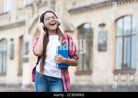 Verbessern Sie Ihr gesprochenes Englisch. Fröhliches Kind hören und sprechen Englisch. Zuhören und sprechen. Sprechen Sie fließend und selbstbewusst Englisch. Fremdsprache lernen. Online-Kurse. Sprechen Sie fließender, kopieren Sie Speicherplatz. Stockfoto