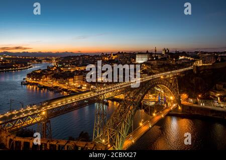 Porto, Portugal, architektonisches Wahrzeichen Dom Luis I Brücke über den Douro Fluss in der Dämmerung. Stockfoto