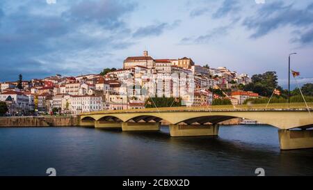 Coimbra, Portugal, Panoramablick auf das historische Zentrum und den Fluss Mondego bei Sonnenuntergang. Stockfoto