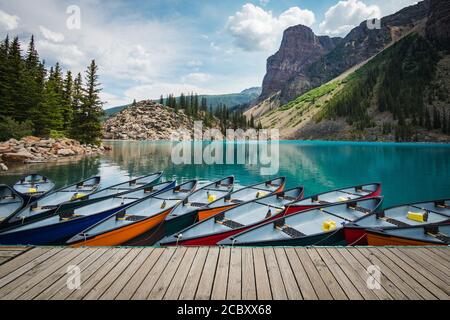 Moraine Lake im Sommer im Banff National Park, Alberta, Kanada. Stockfoto