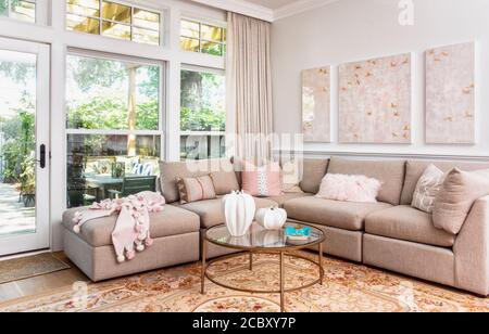 Pink and White Kitchen and Bar and Den Stockfoto