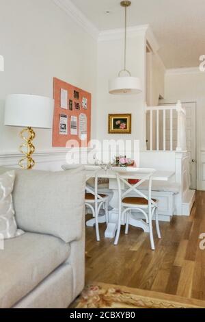 Pink and White Kitchen and Bar and Den Stockfoto