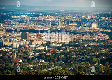 Wien. August 2020. Das Foto vom 16. August 2020 zeigt den Blick über Wien von der Kahlenberg Panoramaterrasse aus, in Wien, Österreich. Die Kahlenberg Panorama Aussichtsterrasse ist einer der berühmten Aussichtspunkte in Wien, der die Stadt überblickt und viele Touristen anzieht. Kredit: Guo Chen/Xinhua/Alamy Live Nachrichten Stockfoto