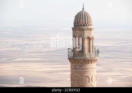 Die Spitze des alten Steinminaretts aus dem 12. Jahrhundert der Großen Moschee (Ulu Cami) in der Stadt Mardin, Region Ostanatolien, Südosten der Türkei. Stockfoto