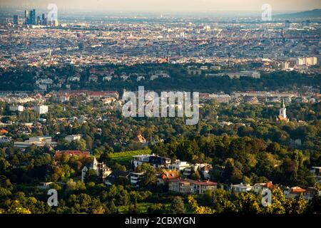 Wien. August 2020. Das Foto vom 16. August 2020 zeigt den Blick über Wien von der Kahlenberg Panoramaterrasse aus, in Wien, Österreich. Die Kahlenberg Panorama Aussichtsterrasse ist einer der berühmten Aussichtspunkte in Wien, der die Stadt überblickt und viele Touristen anzieht. Kredit: Guo Chen/Xinhua/Alamy Live Nachrichten Stockfoto