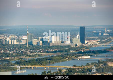 Wien. August 2020. Das Foto vom 16. August 2020 zeigt den Blick über Wien von der Kahlenberg Panoramaterrasse aus, in Wien, Österreich. Die Kahlenberg Panorama Aussichtsterrasse ist einer der berühmten Aussichtspunkte in Wien, der die Stadt überblickt und viele Touristen anzieht. Kredit: Guo Chen/Xinhua/Alamy Live Nachrichten Stockfoto