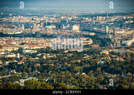 Wien. August 2020. Das Foto vom 16. August 2020 zeigt den Blick über Wien von der Kahlenberg Panoramaterrasse aus, in Wien, Österreich. Die Kahlenberg Panorama Aussichtsterrasse ist einer der berühmten Aussichtspunkte in Wien, der die Stadt überblickt und viele Touristen anzieht. Kredit: Guo Chen/Xinhua/Alamy Live Nachrichten Stockfoto