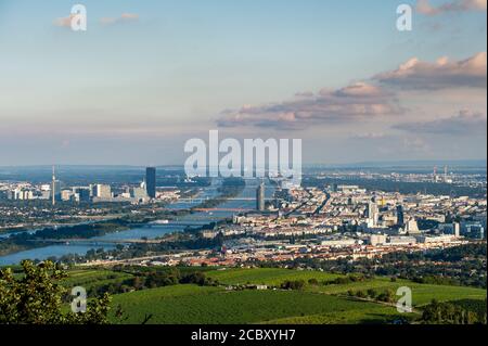 Wien. August 2020. Das Foto vom 16. August 2020 zeigt den Blick über Wien von der Kahlenberg Panoramaterrasse aus, in Wien, Österreich. Die Kahlenberg Panorama Aussichtsterrasse ist einer der berühmten Aussichtspunkte in Wien, der die Stadt überblickt und viele Touristen anzieht. Kredit: Guo Chen/Xinhua/Alamy Live Nachrichten Stockfoto