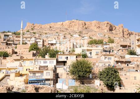 Alte und neue Häuser auf einem Berghang in der Altstadt der Stadt Mardin, in der östlichen Anatolien Region im Südosten der Türkei eingebettet. Stockfoto