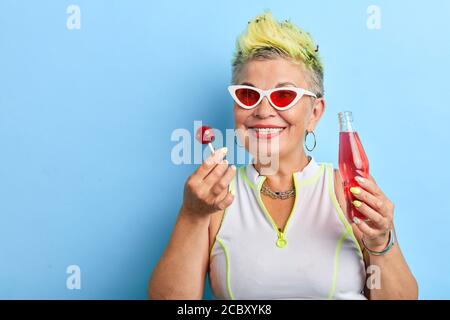 Chraming alte Frau genießen das Leben, nie aufgeben, kopieren Raum. Jung für immer. Nahaufnahme Porträt. Stockfoto