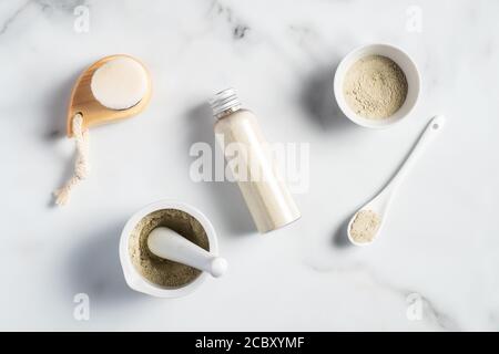 Ubtan Peeling für Gesichtszutaten. Flach liegend, Draufsicht. SPA natürliche Bio-Kosmetik-Set. Stockfoto