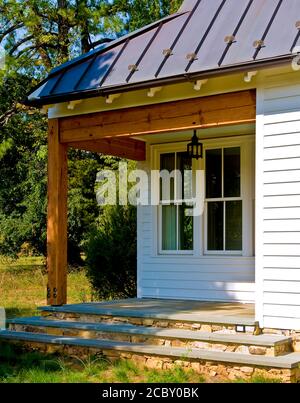 Blu Steintreppe, Metalldach Stockfoto