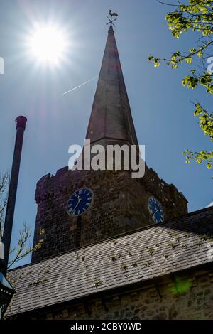 Das steile Stadtbild und die Pfarrkirche St. Mary's in Tenby, eine alte kleine ummauerte Küstenstadt, heute ein beliebter Ferienort in Pembrokeshire Stockfoto