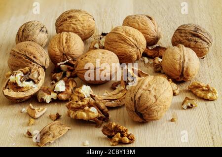 Reife Walnüsse, in Schale und rissig, Früchte, Samen, isoliert, faltig, Makro, Schale Stockfoto