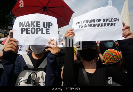 Demonstranten halten Plakate, die ihre Meinung während der Demonstration am Demokratie-Denkmal ausdrücken.die Demonstranten gingen auf die Straße und forderten den Rücktritt des thailändischen Govt und die Auflösung des parlaments und trotzten einem Coronavirus-Verbot großer Versammlungen. Stockfoto