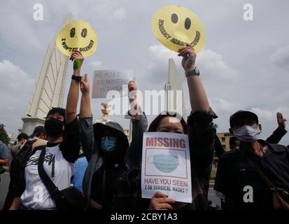 Demonstranten halten Plakate während der Demonstration vor dem Demokratie-Denkmal.Demonstranten gingen auf die Straße und forderten den Rücktritt des thailändischen Govt und die Auflösung des parlaments und trotzten einem Coronavirus-Verbot großer Versammlungen. Stockfoto