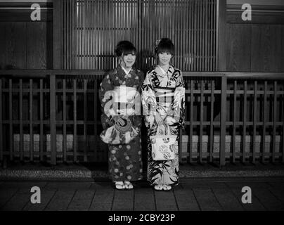 japanische Mädchen in Kimono, mit Obi, in der Gion Street, Kyoto, Japan 2012 Stockfoto