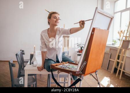 Autodidakt Künstler zu Hause arbeiten. Nahaufnahme Foto. Mädchen malt aus dem Gedächtnis, Phantasie Stockfoto