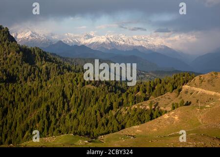 Dhauladhar Gebirge im Himalaya, Himachal Pradesh, Indien Stockfoto