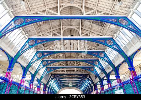 Bemalte gusseiserne Träger der Grand Avenue am historischen Fleischmarkt Smithfield Market, London, Großbritannien Stockfoto