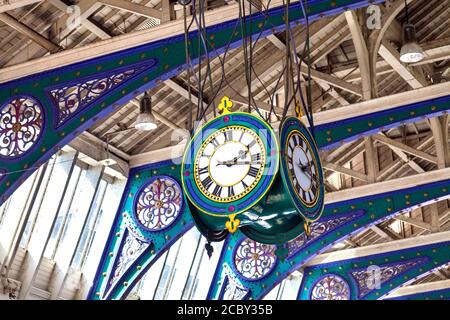 Uhr und Gusseisen Detail der Grand Avenue in historischen Gusseisen viktorianischen Fleischmarkt Smithfield Market, London, Großbritannien Stockfoto