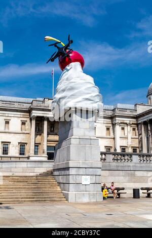 Trafalgar Square vierte Sockelskulptur "The End" der Künstlerin Heather Phillipson, die einen Wirbel aus Eis, Kirsche, Drohne und Fliege zeigt, London, Großbritannien Stockfoto