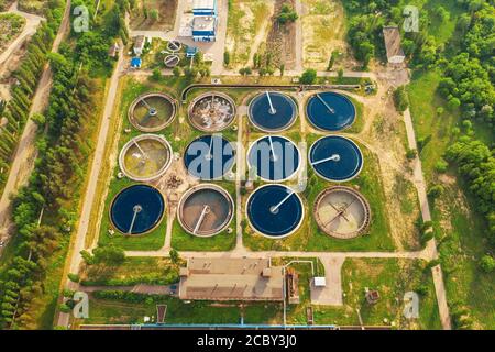 Kläranlage, Filtration von Schmutz- oder Abwasser, Luftaufnahme von oben. Stockfoto