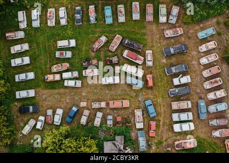 Luftaufnahme von oben von vielen alten rostigen Retro-Oldtimer. Stockfoto